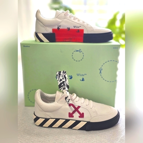 Off-White Shoes - Off-White by Virgil Abloh Low-Top Canvas Sneakers
